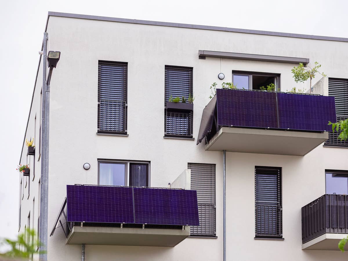 Balkonkraftwerk an Hausfassade