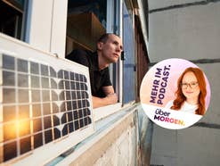 Junger Mann auf dem Balkon eines Wohnhauses mit Solarpaneel, in dem sich die Sonne bei Sonnenuntergang spiegelt. Auf dem Bild klebt ein Sticker „Mehr im Podcast – überMORGEN“.