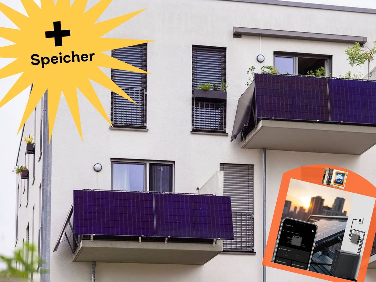 Balkonkraftwerke hängen an Balkonen eines modernen Wohnhauses. Eingeblendet sind Hinweise auf Angebote bei Aldi