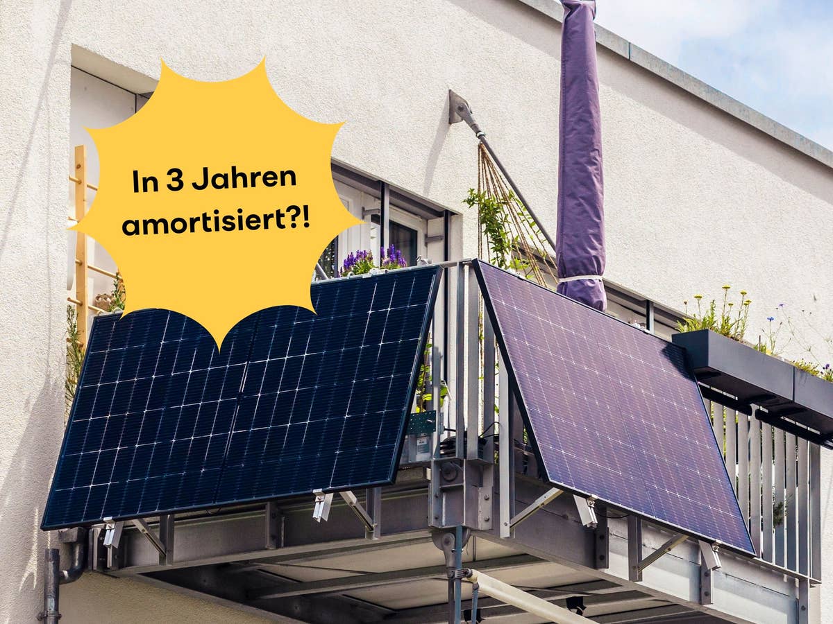 balkonkraftwerk-set-mit-speicher-soll-sich-in-knapp-3-jahren-selbst-amortisieren Balkonkraftwerk im Hintergrund, vorn der Hinweis, dass sich das angebotene Modell in 3 Jahren amortisieren kann