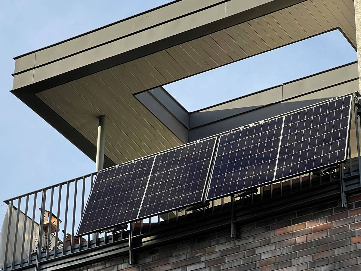 Eine Balkon-Solaranlage an einem modernen Wohnhaus