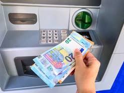 Euroscheine aus einem Geldautomaten
