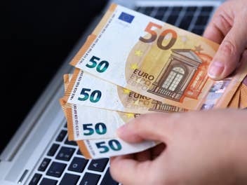 Euroscheine vor einer Tastatur