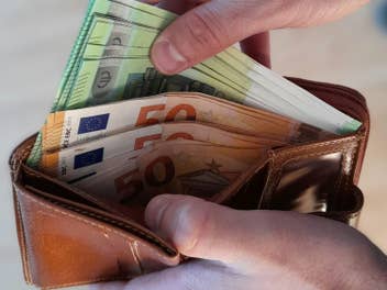 Mit Bargeld oder Karte? Bundesbank stellt klar: Diese Bezahlmethode wird 2027 eingestellt Mit Bargeld oder Karte? Bundesbank stellt klar: Diese Bezahlmethode wird 2027 eingestellt