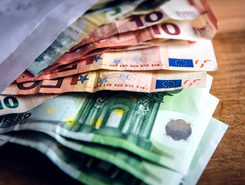 Tagesgeld: Inflation frisst Zinsen Bargeld: Euroscheine im Briefumschlag