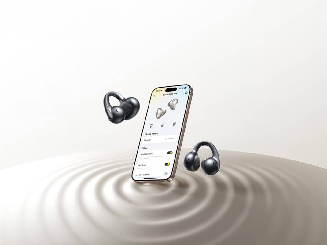 Baseus Bowie MC1 Pro mit Smartphone und geöffneter Baseus-App