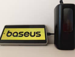 Baseus EnerGeek GX11 4G Mifi Powerbank mit Smartphone auf dem Baseus-Logo gezeigt wird.