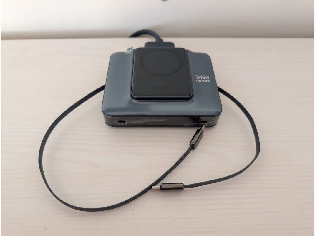 USB-Ladestation mit ausgezogenen USB-C-Kabeln.