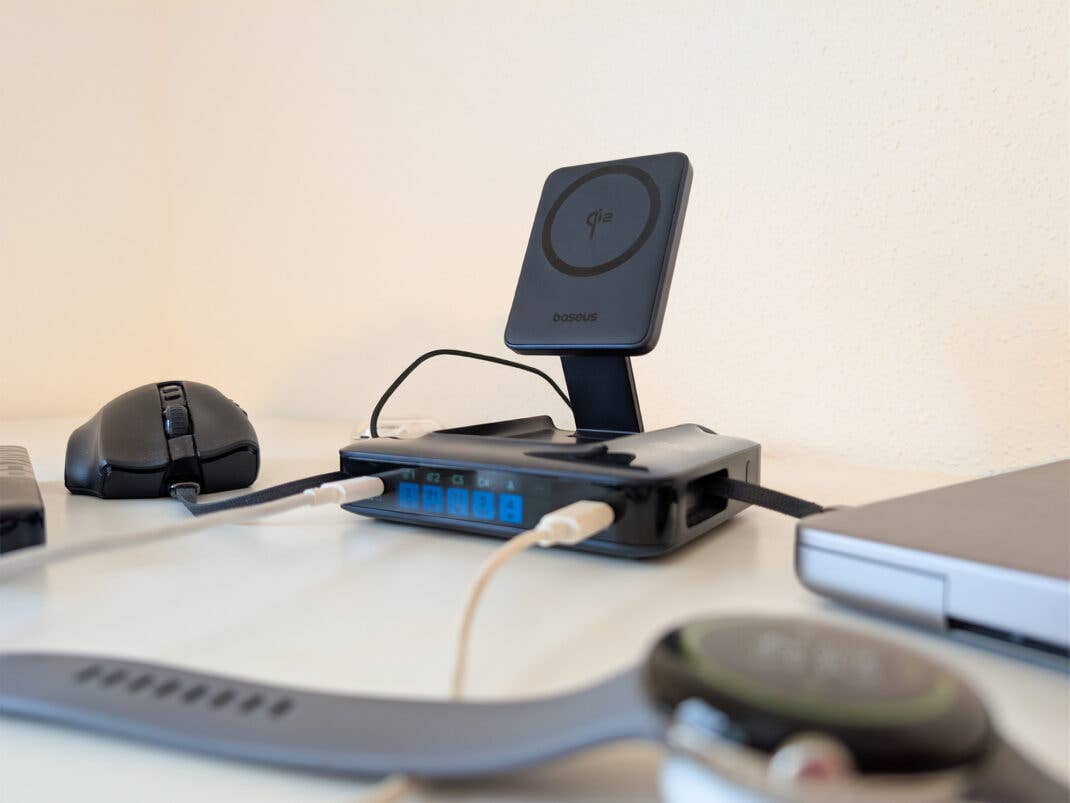 Baseus Nomos NH21 mit Ladeanzeige und Geräten