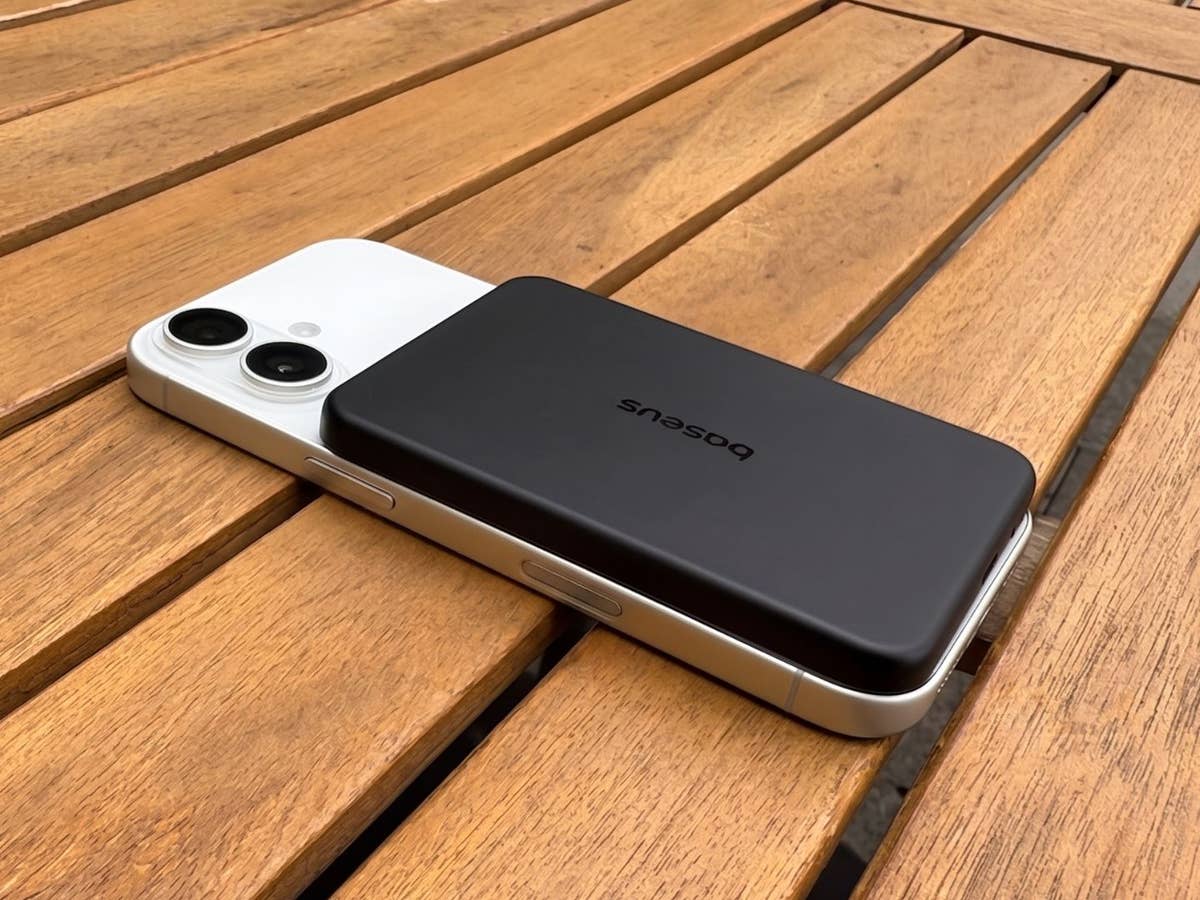 baseus-picogo-air Ein iPhone liegt auf einem Tisch mit einer magnetischen Powerbank