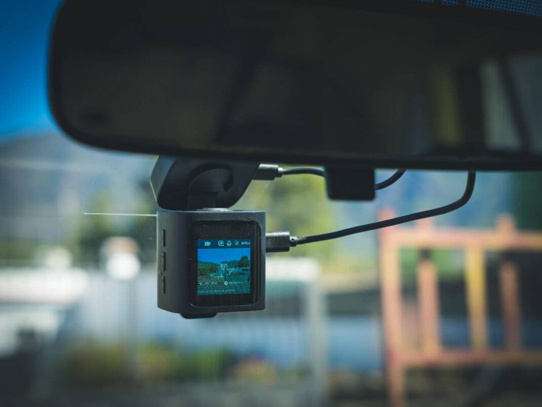 Eine gute Dashcam mit klarem Bild und Solar-Modul für 14 Tage Parkmodus