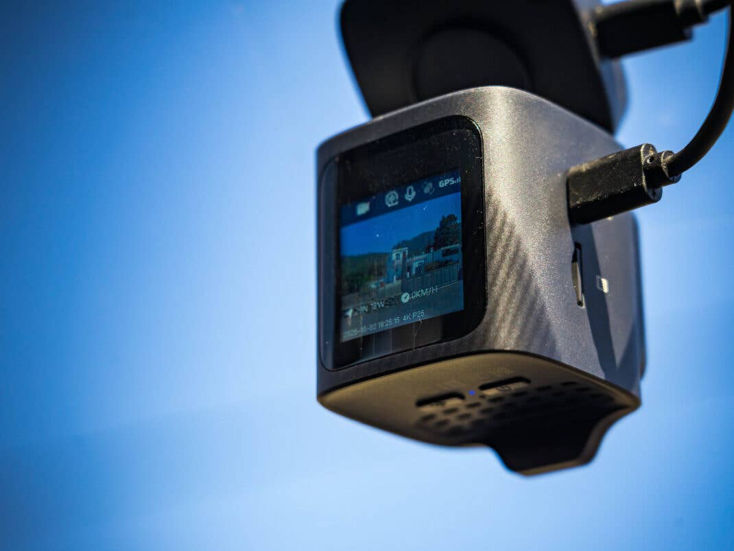 An der Seite der Dashcam kommt die SD-Karte rein. Und das Stromkabel