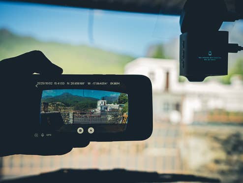 Bei der Fahrerflucht erwischt! Dank Dashcam-Duo mit Solar-Modul
