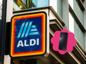 Aldi Logo an einem Gebäude - davor ist ein Samsung-Handy zu sehen.