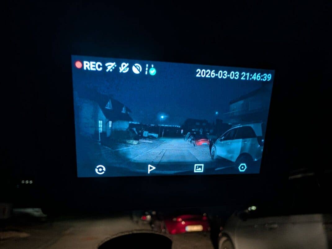 Bei Nacht erkennt die Dashcam ebenfalls noch alle Details