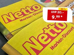 Netto Prospekte liegen auf dem Tisch