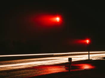 Bei Rot fahren: So lang muss man an einer roten Ampel warten