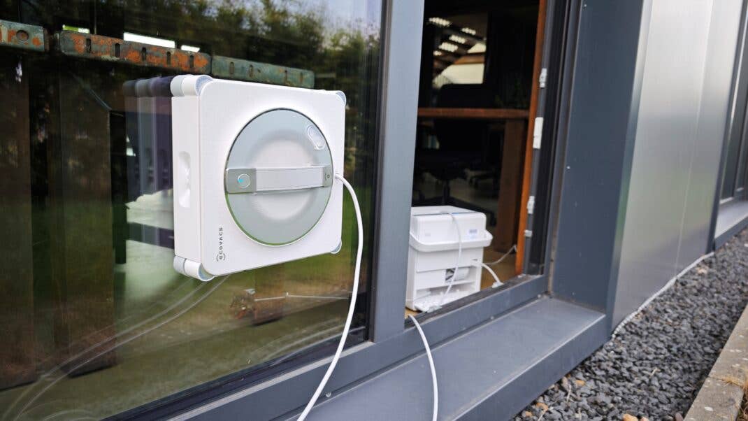 Winbot W2S Pro Omni an Außenfenster mit der Station dahinter