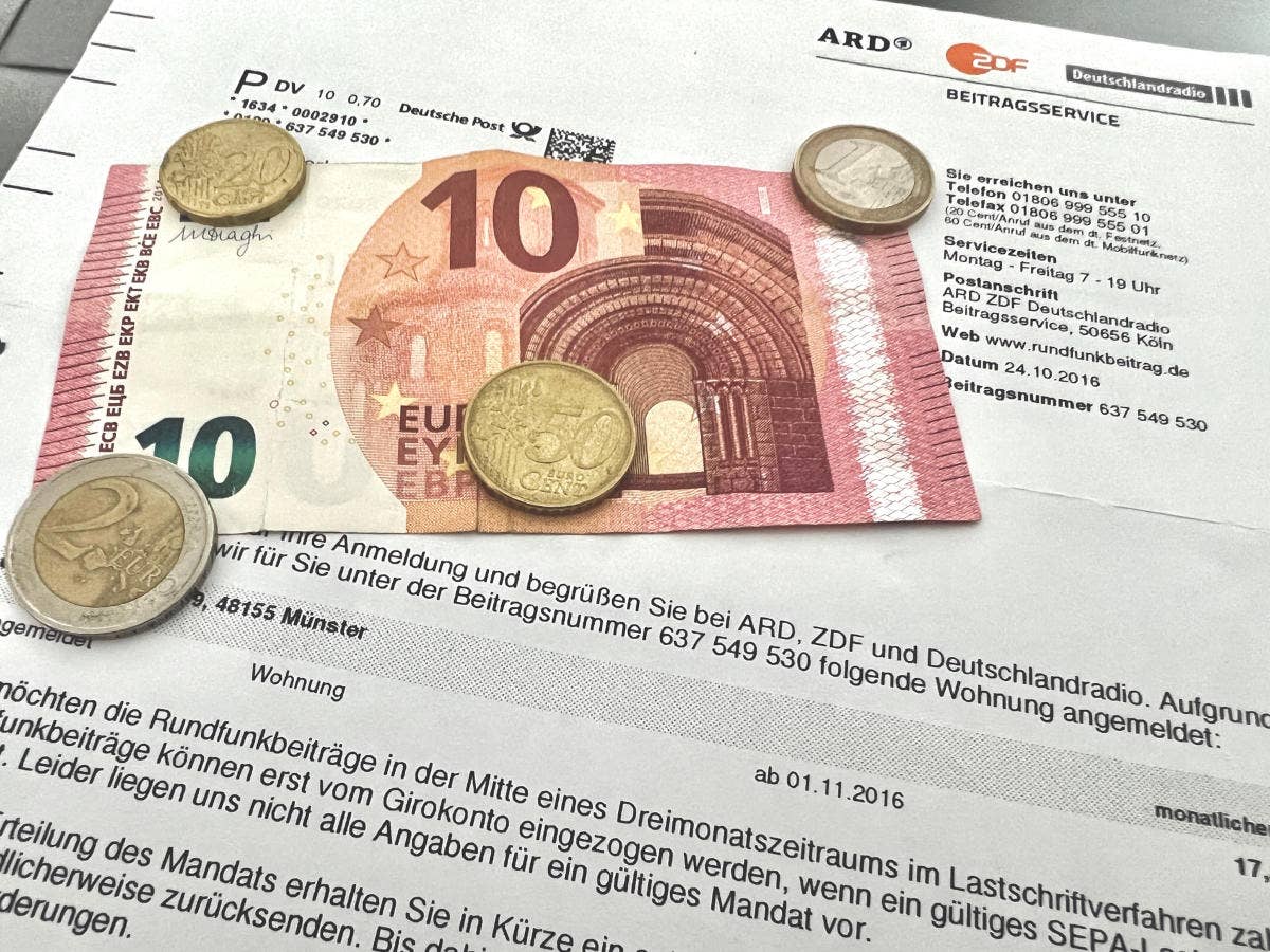 Schreiben von Beitragsservice ARD ZDF Deutschlandradio mit Münzen und 10-Euro-Schein.