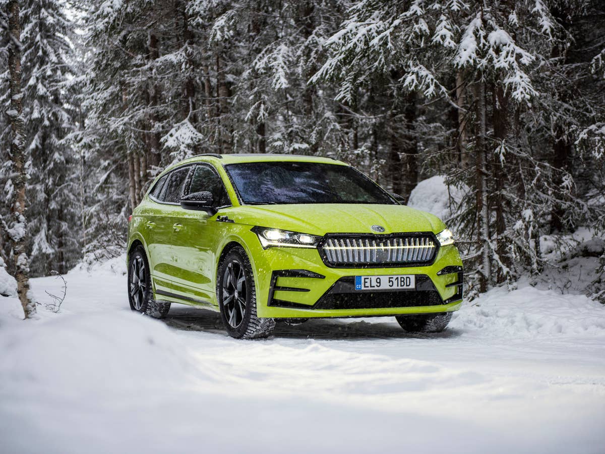 Beliebteste E-Autos: Tesla verliert erneut gegen heimlichen Liebling Skoda Enyaq in winterlicher Landschaft.