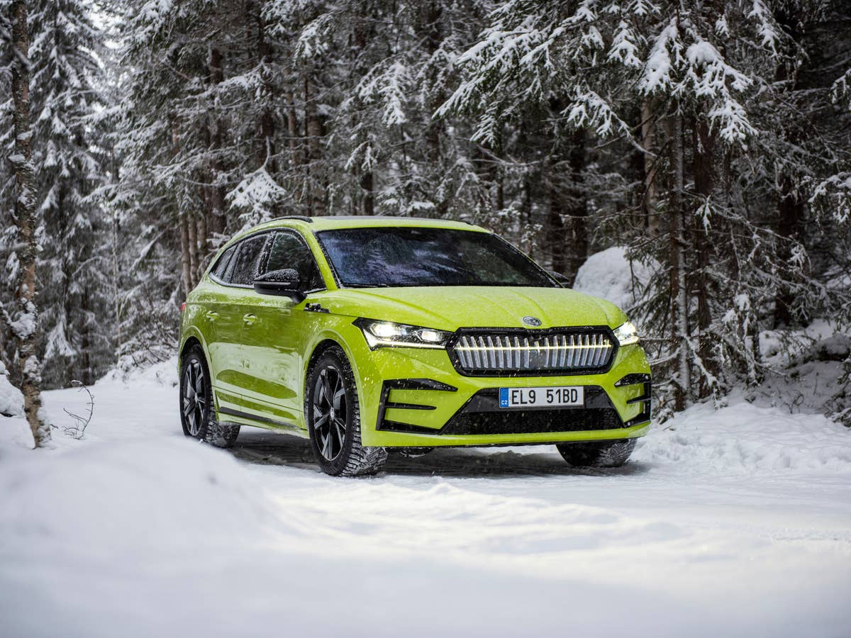 Skoda Enyaq in winterlicher Landschaft.