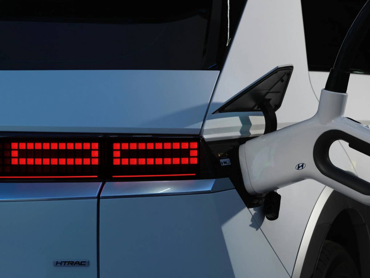 Ein Schlag ins Gesicht: Benziner und Diesel zerlegen das E Auto