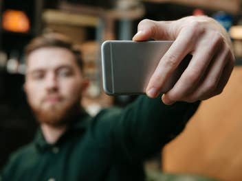 Mann macht ein Selfie