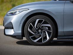 Front des VW ID.7 in der Seitenansicht.