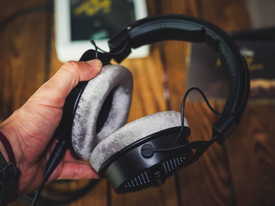 Warme Polster aus Velours: Die Beyerdynamic DT 990 Pro X sitzen unheimlich bequem auf dem Kopf