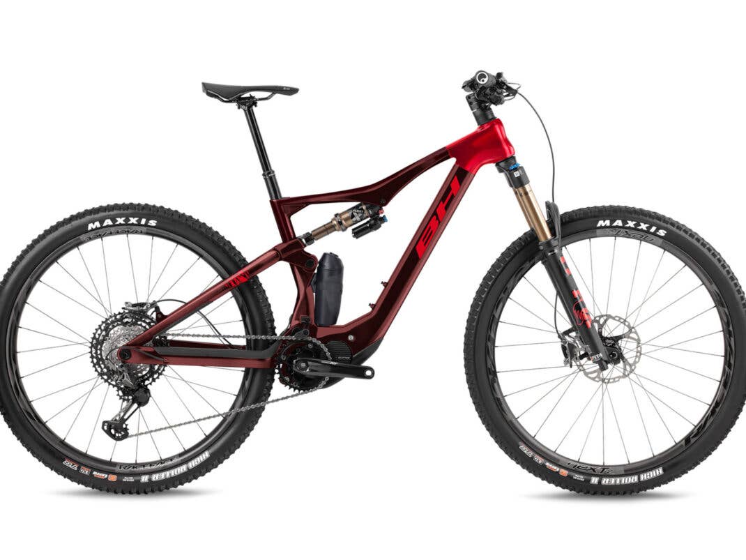 Das iLNYX+ SL Trail Carbon 0.0 in den Farben Rot und Schwarz.