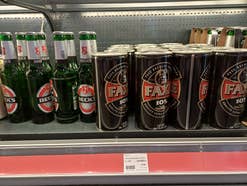 Bierflaschen im Regal