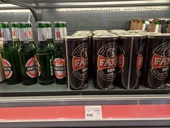 Bierflaschen im Regal