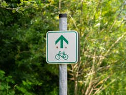 Ein Schild weist Radfahrern den Weg