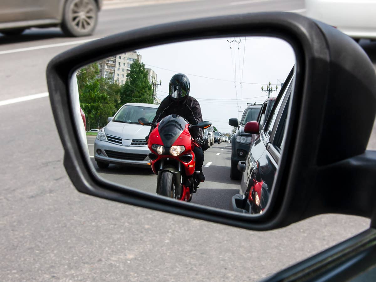 Biker im Rückspiegel