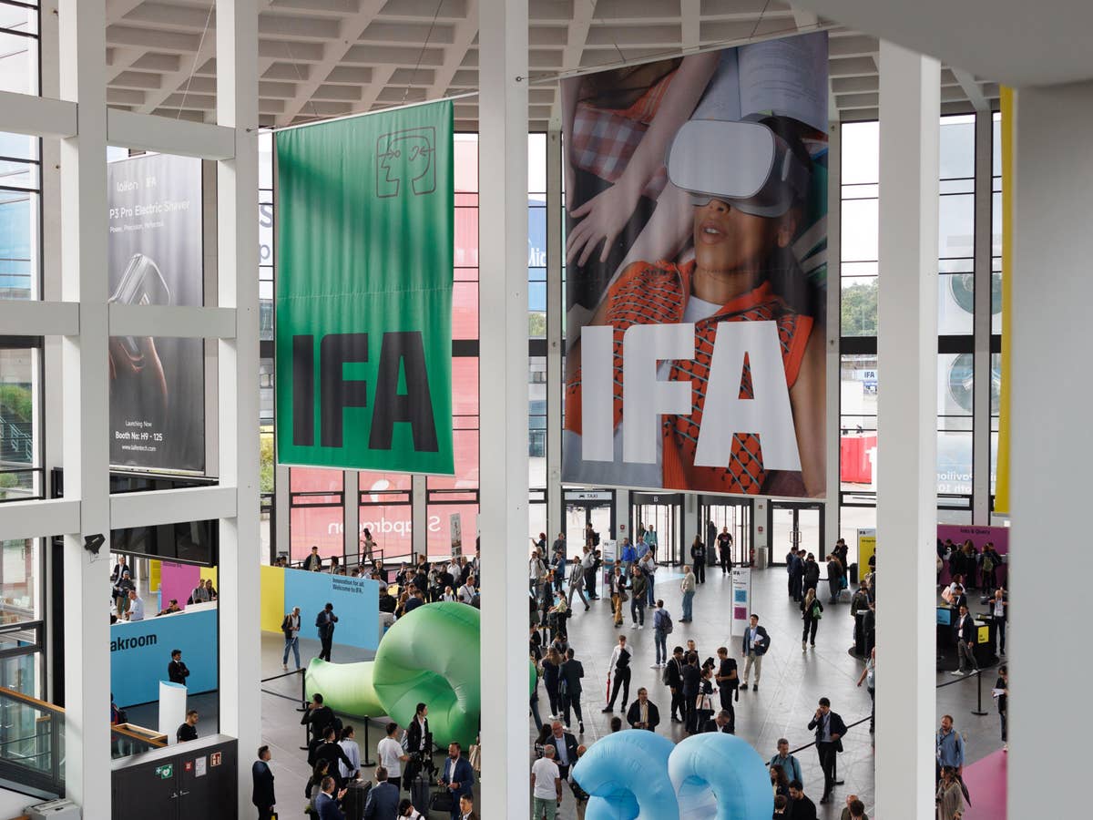 Bild der IFA 2025 Bild der IFA 2025 auf dem Menschen durch die Messe in Berlin laufen