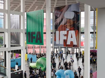 Bild der IFA 2025 auf dem Menschen durch die Messe in Berlin laufen