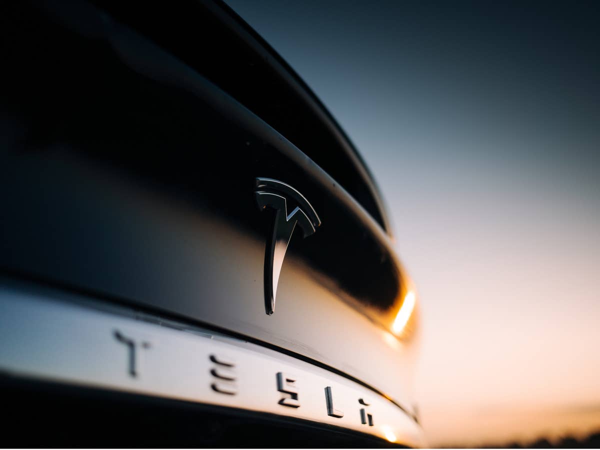 Tesla-Logo am Heck eines Tesla Model X.