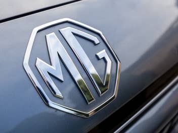 MG Logo an einem Auto