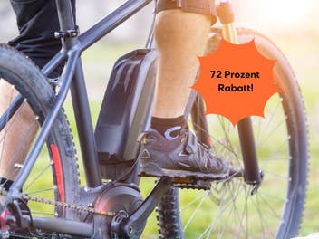 Person sitzt auf einem E-Bike