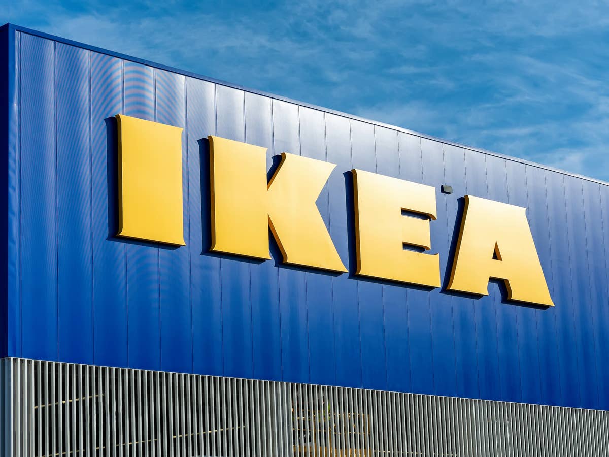 IKEA-Logo an einer Filiale.