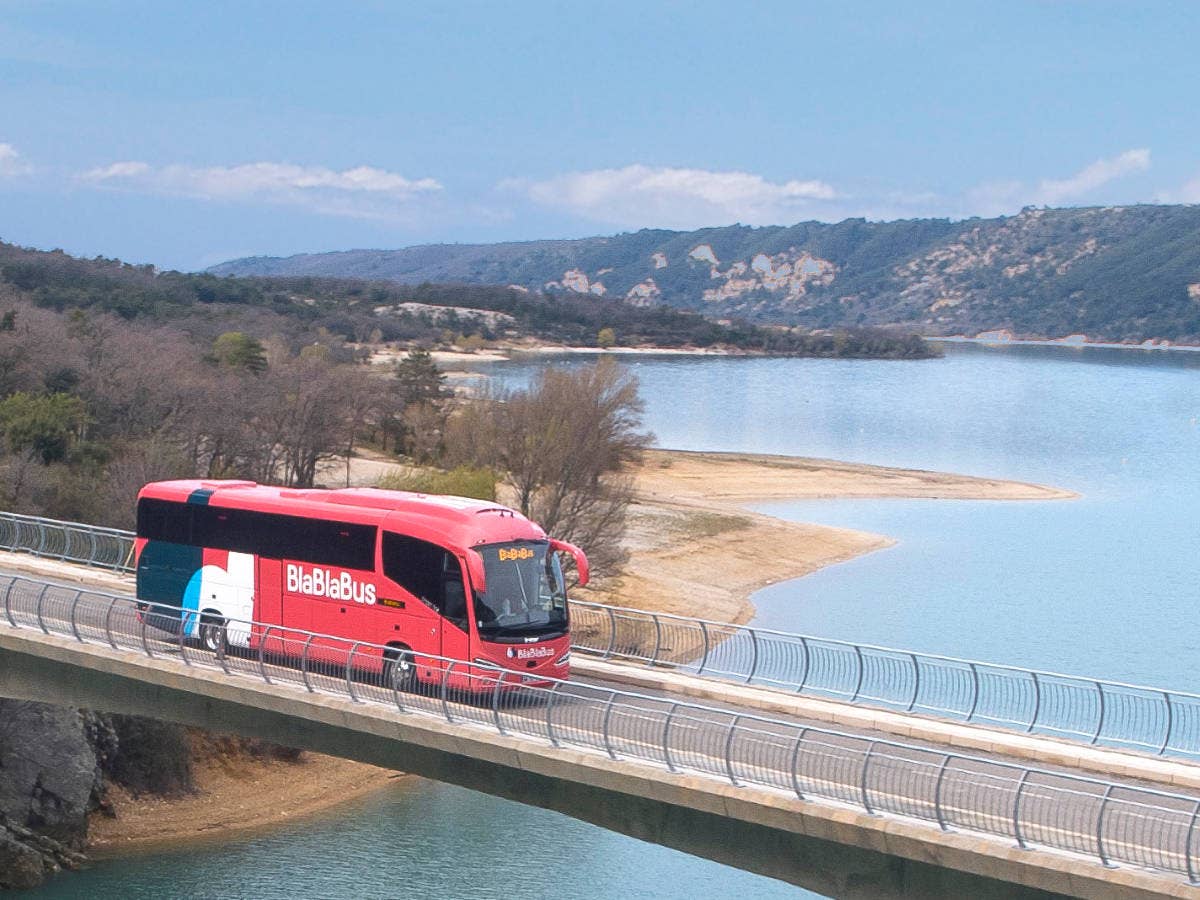 BlaBlaBus auf Brücke in Frankreich