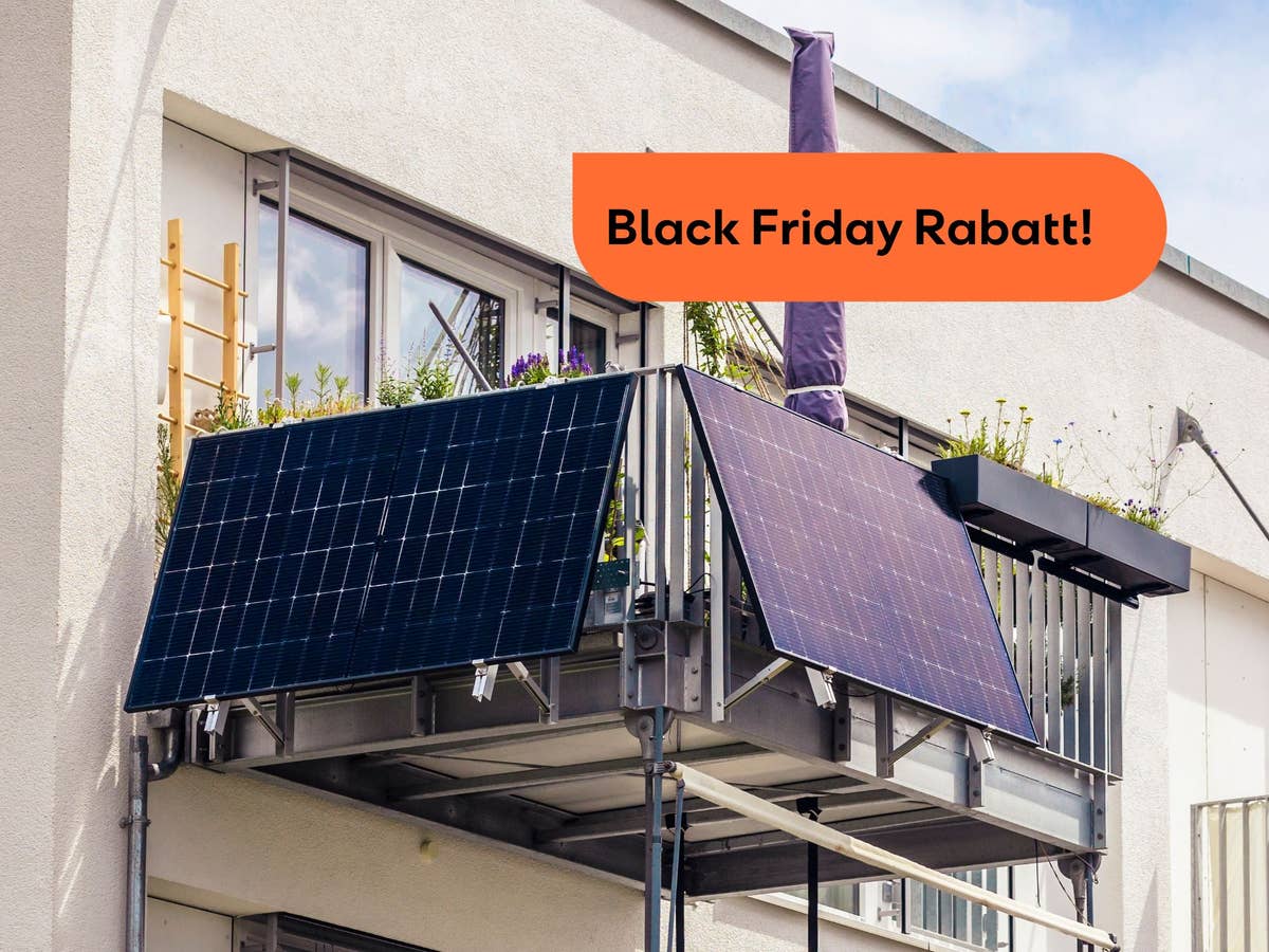 Zwei Solarpanels hängen an einem Balkongeländer.