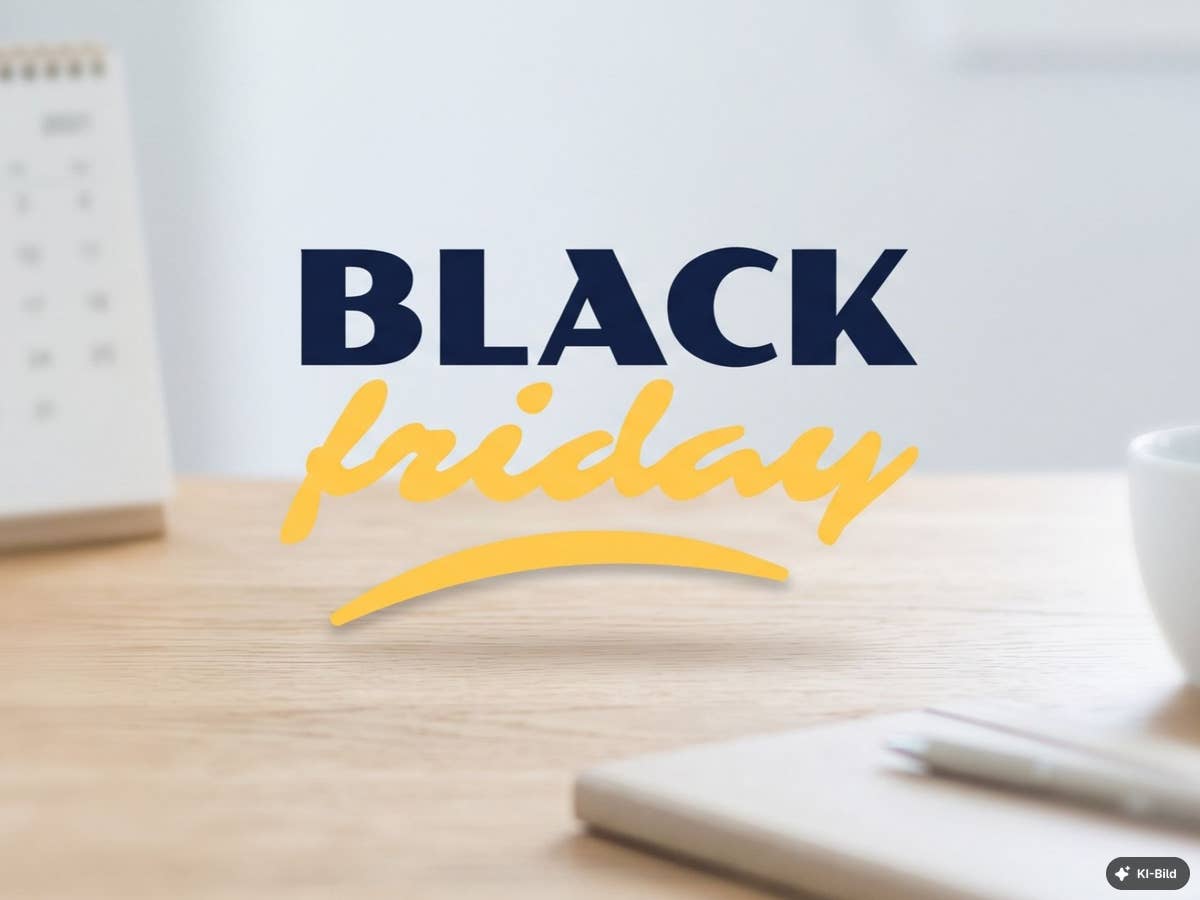 Black Friday: Erste Angebote gibt es jetzt schon Black Friday Logo, dahinter ein Schreibtisch mit Kalender