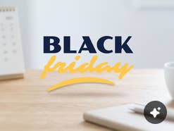 Black Friday: Erste Angebote gibt es jetzt schon Black Friday Logo, dahinter ein Schreibtisch mit Kalender