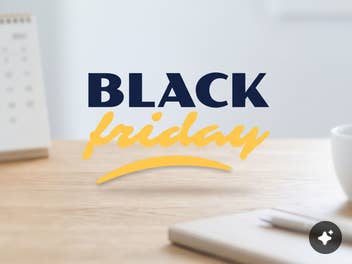 Black Friday Logo, dahinter ein Schreibtisch mit Kalender
