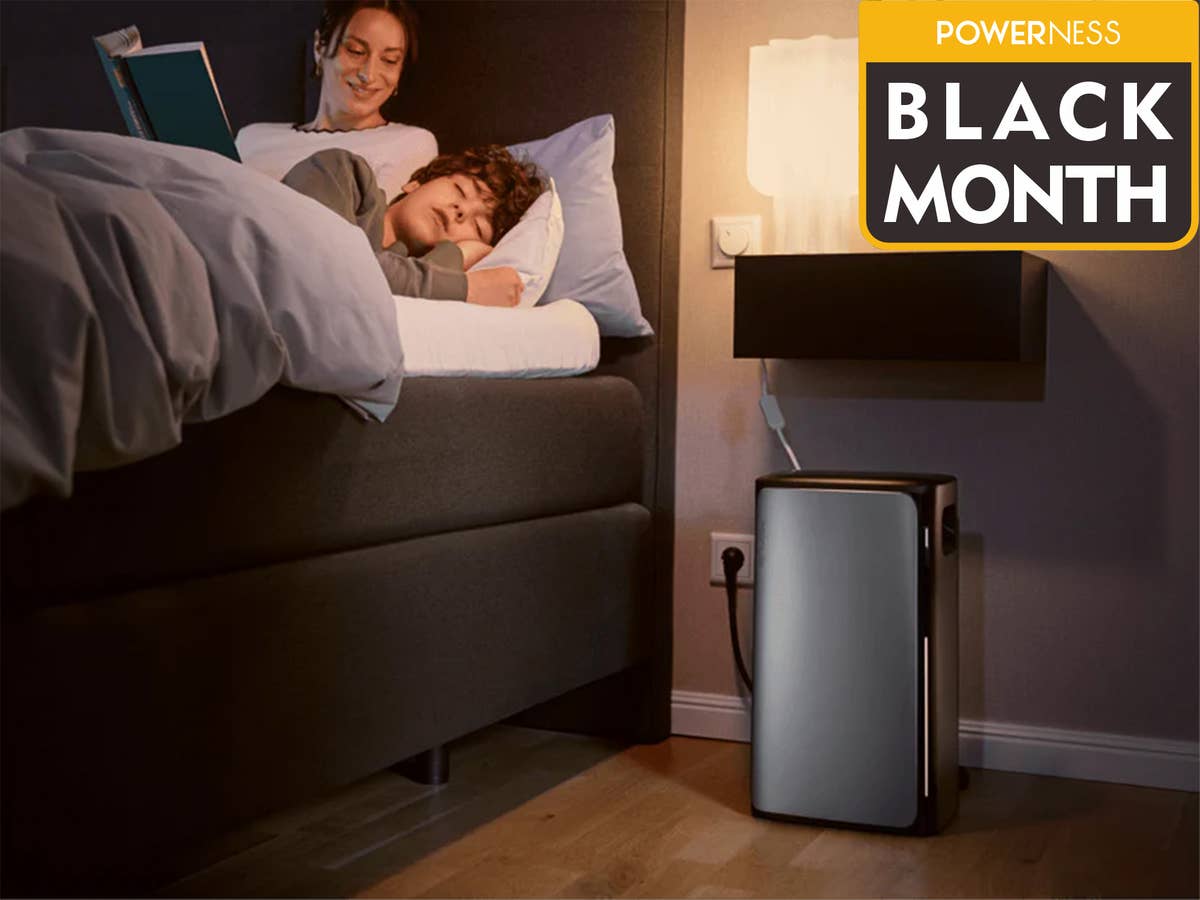 EcoFlow Stream Ultra in einem Schlafzimmer. Eine Frau und ein Kind liegen im Bett. Ein Schriftzug ist zu erkennen.