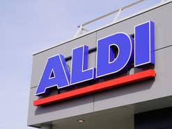 Black Week bei Aldi: E-Bikes, Fernseher und mehr zu Top-Preisen Aldi-Logo an einer Aldi-Filiale