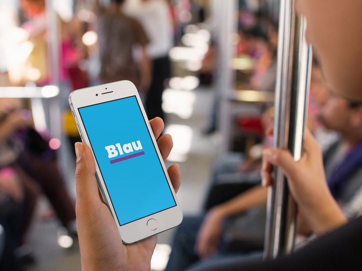 Blau als Handyprovider für das Smartphone Ein Handy mit Blau-Logo auf dem Display wird in der U-Bahn genutzt