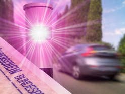 Auto fährt, Blitzer leuchtet, Führerschein-Karte