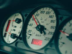 Blitzer überlisten: So fährst du zu schnell, ohne geblitzt zu werden